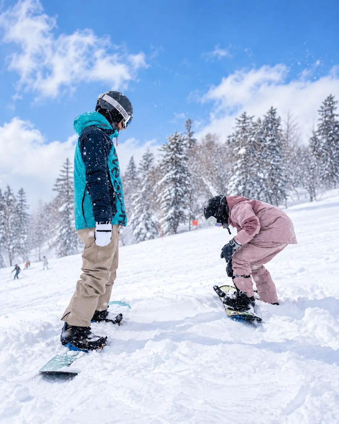 在雪坡上做準備的單板初學者