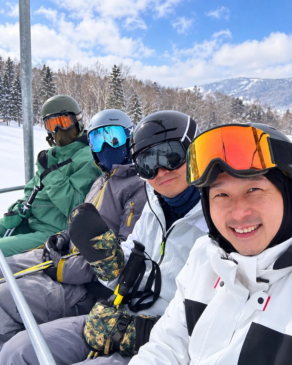 戴著安全帽與護目鏡搭乘纜椅的學員