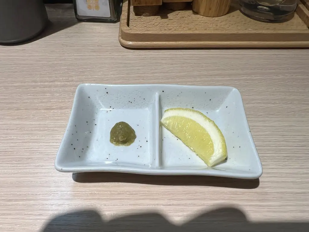 麺 鍾馗：小碟上的檸檬與柚子胡椒