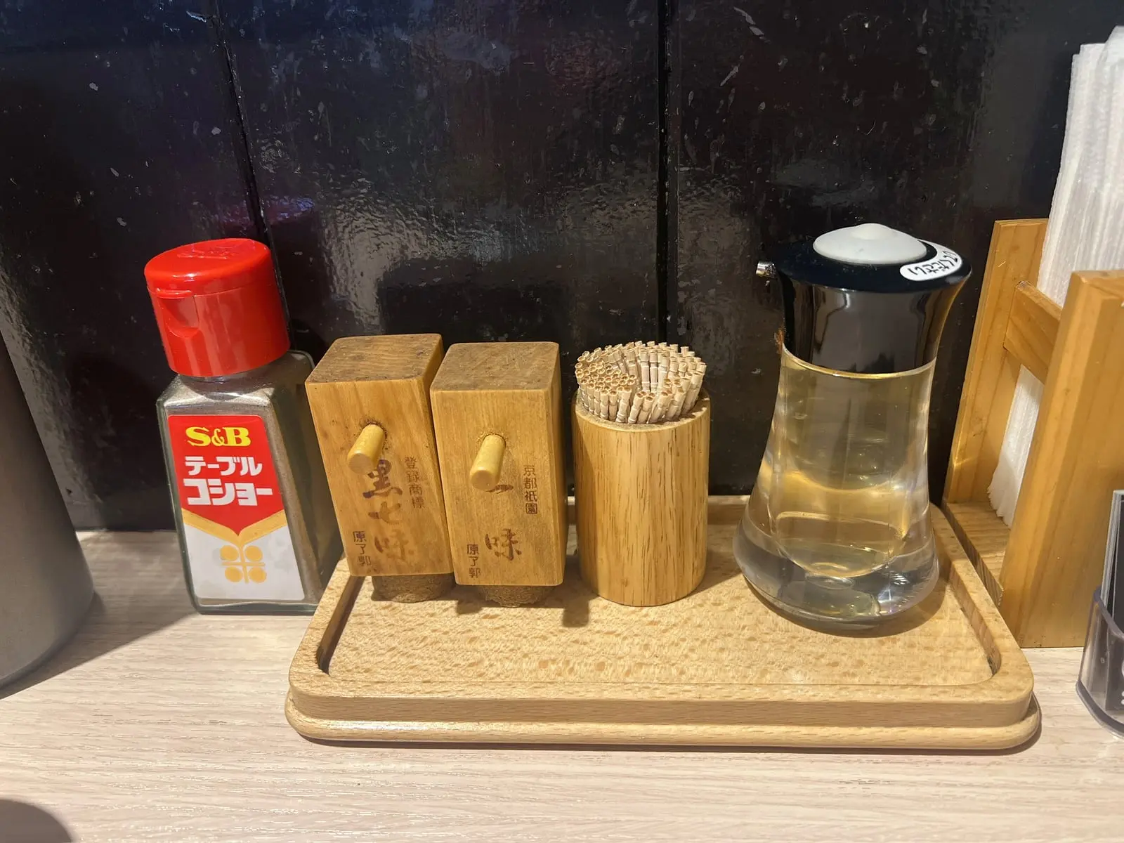 麺 鍾馗：吧檯上的調味料