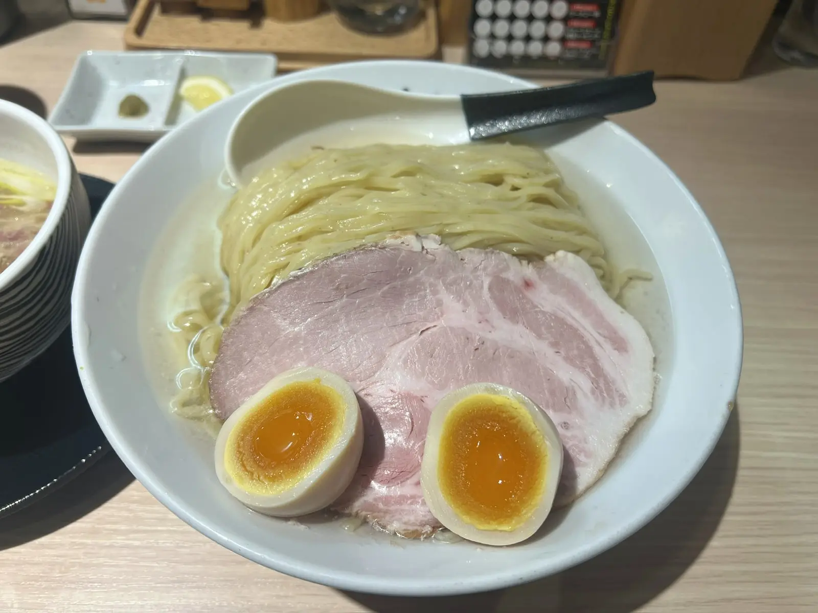 麺 鍾馗：昆布水中的麵條、叉燒與蛋