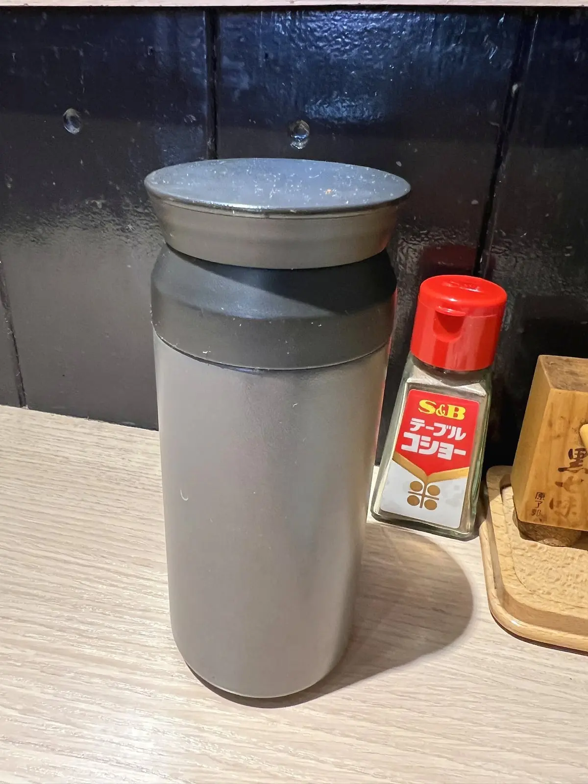 麺 鍾馗：裝湯割用高湯的容器