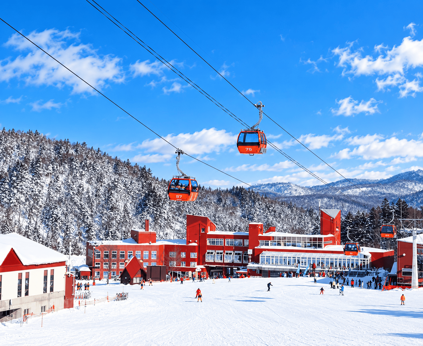 札幌国際スキー場のゴンドラとベースロッジ